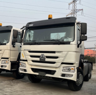 O modelo branco usado Weichai Engine 430hp 12 da movimentação da cor 6×4 dos caminhões diesel alinha o trator padrão de Howo da cabine