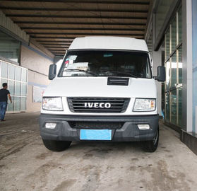 O minibus usado e novo 6 do tipo branco de Iveco assenta o ano do diesel 2013-2018 de 129 cavalos-força