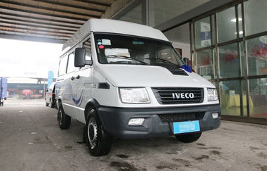 O minibus usado e novo 6 do tipo branco de Iveco assenta o ano do diesel 2013-2018 de 129 cavalos-força